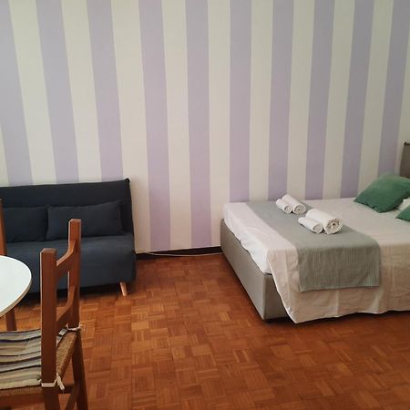 Appartamento Monolocale nel Centro Storico di Sesto Calende Camera foto