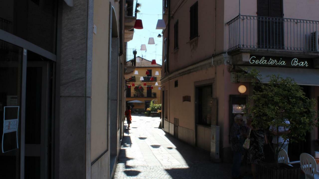 Appartamento Monolocale nel Centro Storico di Sesto Calende Esterno foto